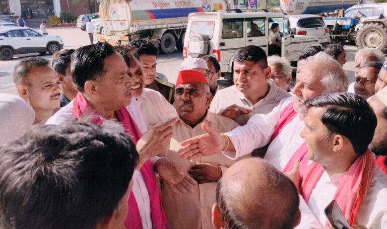 नसीमुद्दीन सिद्दीकी खतौली आगमन पर सपा कार्यकर्ताओं का जोरदार स्वागत
