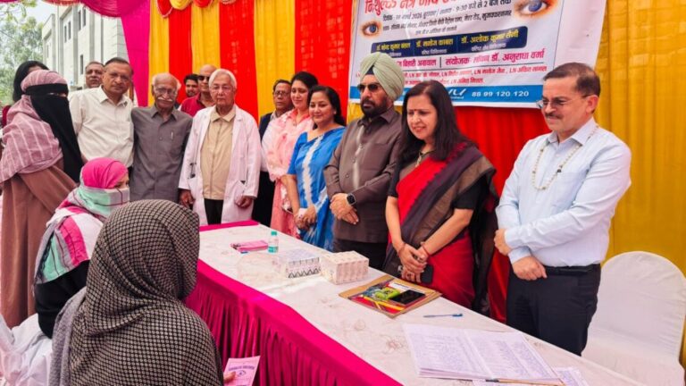 नगरपालिका अध्यक्ष मीनाक्षी स्वरूप ने फीता काटकर किया निःशुल्क नेत्र चिकित्सा शिविर का उद्घाटन