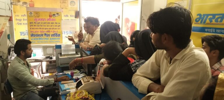 मुजफ्फरनगर में गैस संकट: 12 साल बाद सिलेंडर पाने को मुसीबत की लाइन