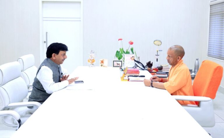 मंत्री कपिल देव सीएम योगी से मिले, कहा-मेरा मुजफ्फरनगर देखने आओ सरकार