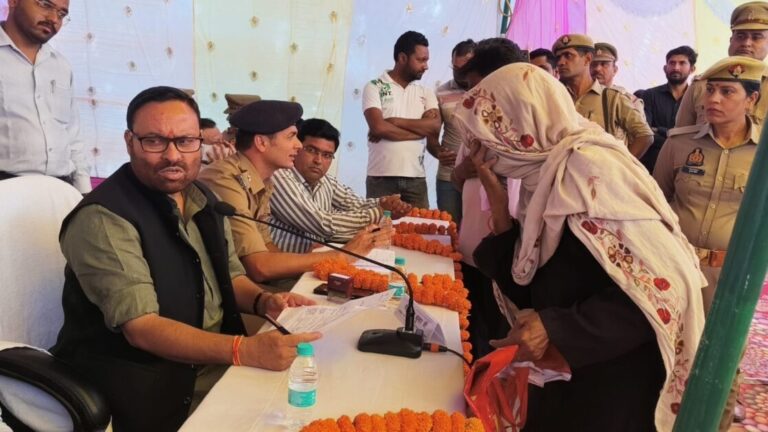 पुरकाजी में जनता दरबारः मंत्री अनिल कुमार ने सुनी लोगों की समस्या