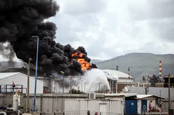 इस्फहान में धमाके के बाद उठता आग और धुएं का गुबार — इस्फहान अमेरिकी हमला