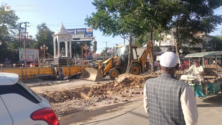 सीएम योगी अपने हाथों से करेंगे अहिल्याबाई की नई मूर्ति का अनावरण