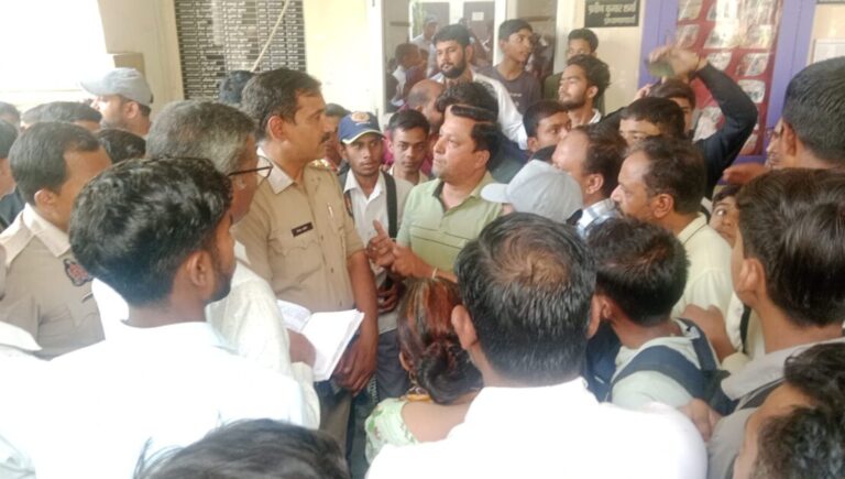 डीएवी इंटर कॉलेज में एनसीईआरटी पुस्तकों की बिक्री को लेकर हंगामा