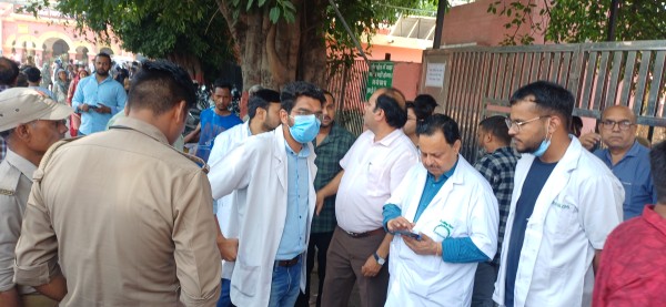 अस्पताल में गुंडागर्दीः चालक ने मचाया जमकर तांडव, ओपीडी स्टाफ को पीटा