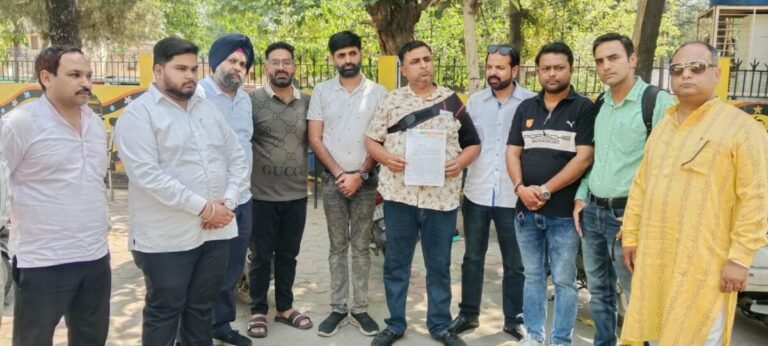 आवारा कुत्तों व बंदरों का आतंक, सभासद का कलेक्ट्रेट पर प्रदर्शन