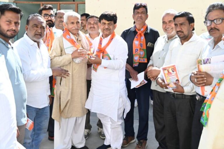 सीएम योगी का निमंत्रण लेकर घर-घर पहुंच रहे मंत्री कपिल देव अग्रवाल