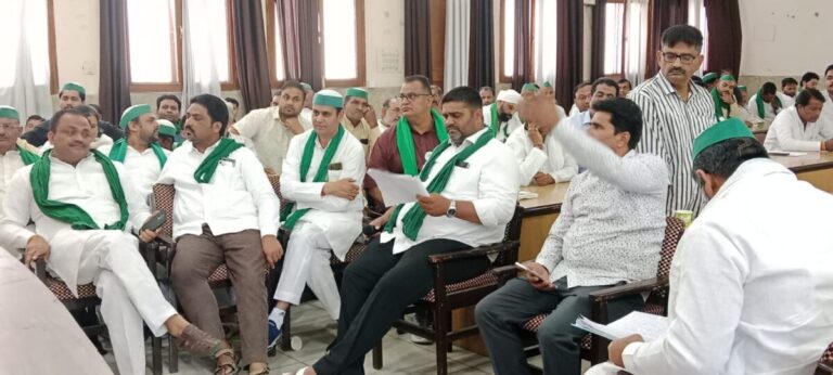 मुजफ्फरनगर में किसान दिवस पर हंगामा, किसानों ने मांगी आत्मदाह की अनुमति