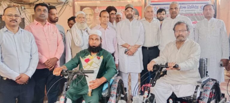 सांसद हरेन्द्र मलिक ने विधायक पुत्र के साथ दिव्यांगों को बांटी ट्राई साइकिल