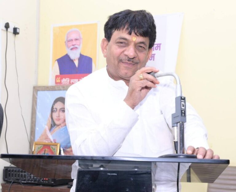 सीएम योगी से बोले कपिल देव-मुजफ्फरनगर से मिटाओ मुगलों की पहचान महाराज जी