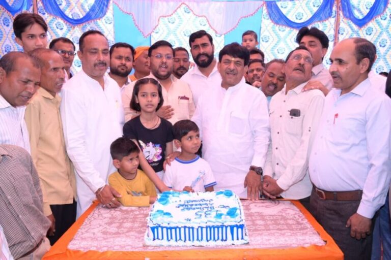 मुजफ्फरनगर-अम्बेडकर जयंती पर मंत्री कपिल देव ने काटा केक, दी बधाई