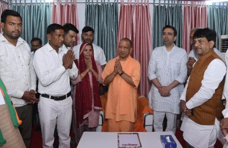 बिजेन्द्र पाल के परिवार से मिले सीएम योगी, कहा-हमने कर्मठ कार्यकर्ता को खोया