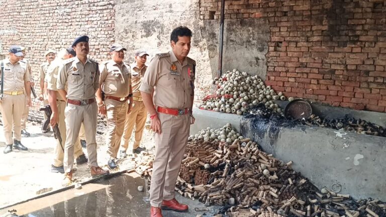 मुजफ्फरनगर में पटाखा फैक्ट्री में भीषण आग, दो नाबालिग झुलसे