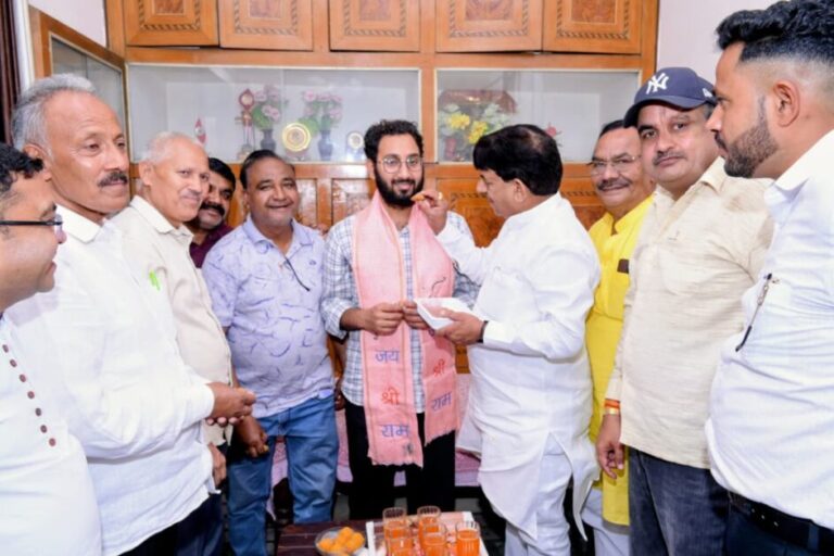 आंचल और आकाश को मिठाई खिलाकर योगी के मंत्री बोले-वाह भाई वाह