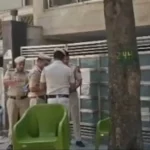 अमर कॉलोनी में युवती हत्या मामले की जांच करती पुलिस