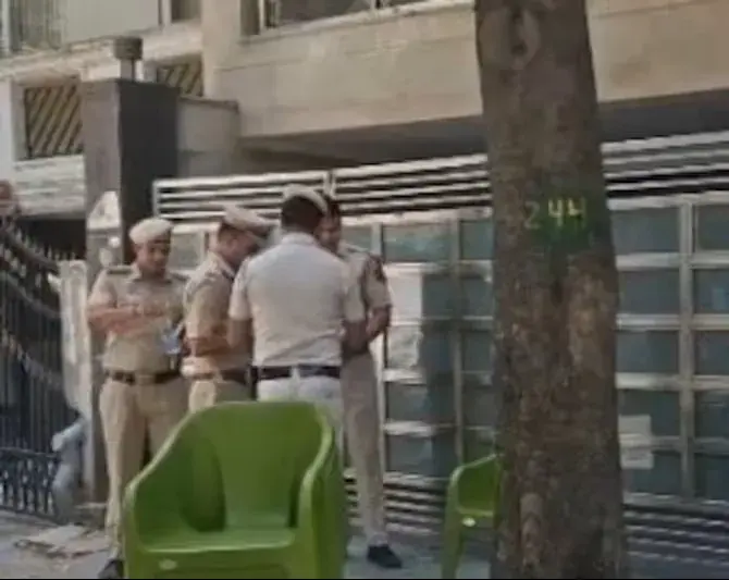 अमर कॉलोनी में युवती हत्या मामले की जांच करती पुलिस