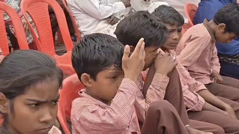 “स्कूल चलो अभियान” कार्यक्रम में अव्यवस्था, गर्मी में बिलबिलाए बच्चे: मंच पर कूलर-पंखे, लेकिन पंडाल में बैठे मासूम बेहाल; गर्मी में शिक्षिका की तबीयत बिगड़ी