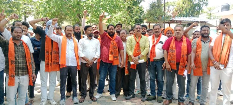 प्राइवेट स्कूलों पर अभिभावकों के शोषण का आरोप: मुजफ्फरनगर में शिवसेना ने शिक्षा मंत्री के नाम सौंपा ज्ञापन