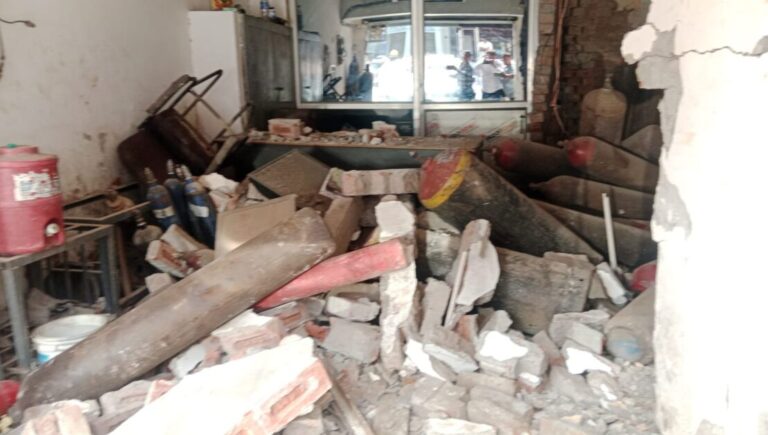 Muzaffarnagar News: दुकान में ऑक्सीजन सिलेंडर फटा, दीवार हुई ध्वस्त, बाजार में दहशत