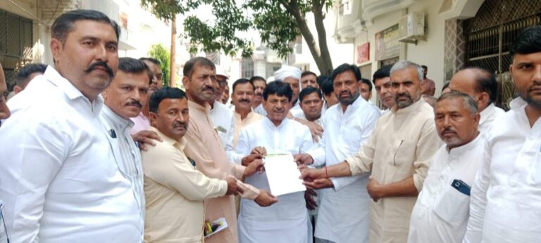 UP Panchayat Election 2026: मुजफ्फरनगर के ग्राम प्रधानों ने मंत्रियों को घेरा, कार्यकाल बढ़ाने या चुनाव कराने की मांग