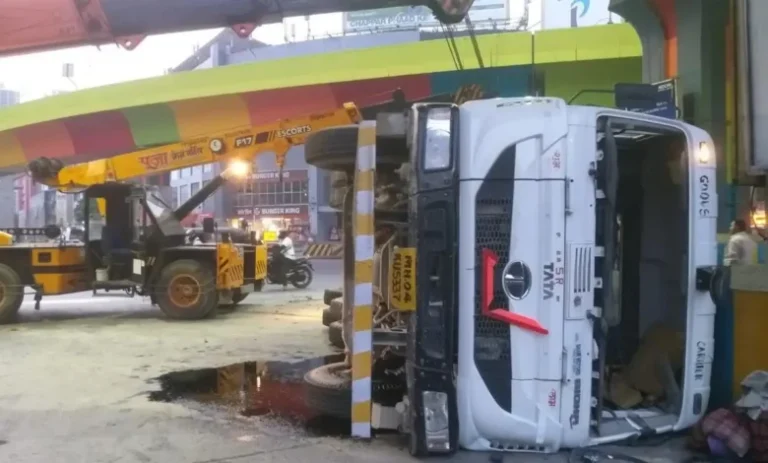 सीमेंट मिक्सर से वाहन की टक्कर से नौ लोगों की मौत, तीन  घायल