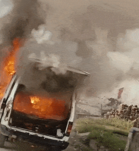 पुरकाजी के समसो में स्कूल वाहन में आग लगने के बाद मौके पर पुलिस और स्थानीय लोग