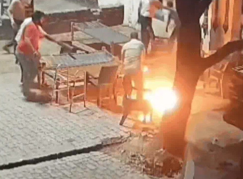 मारपीट से आहत युवक ने खुद पर डीजल छिड़ककर लगाई आग