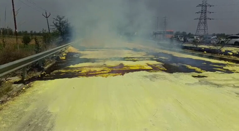 मुजफ्फरनगर-गंधक से भरा ट्रक पलटने से हाइवे पर हड़कंप