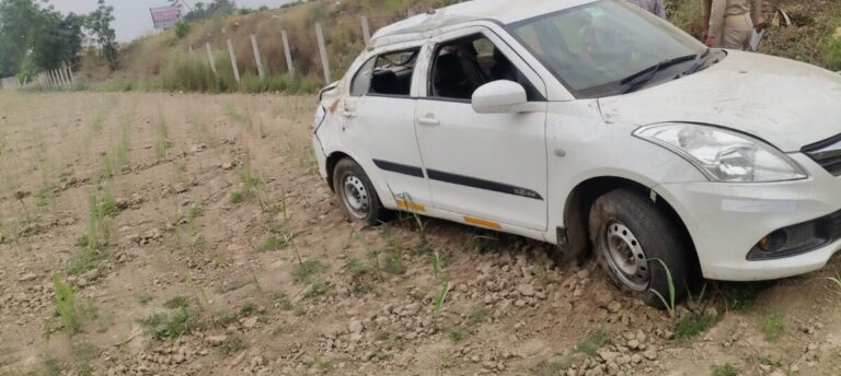 खतौली के पास स्विफ्ट डिजायर पलटी, दिल्ली निवासी पति-पत्नी हायर सेंटर रेफर