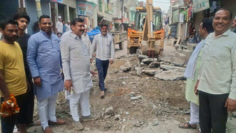 नगर पालिका ने शुरू कराया सड़क निर्माण, देवबंद में विकास कार्य तेज