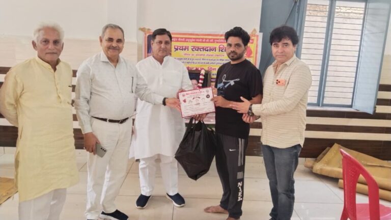 चरथावल के ठाकुरद्वारा मंदिर में लगा रक्तदान शिविर, महिलाओं ने भी बढ़कर हिस्सा लिया