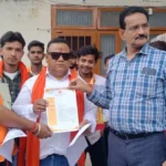 मुजफ्फरनगर में हिंदू युवा वाहिनी के कार्यकर्ता फर्जी हॉस्पिटल और अवैध क्लीनिकों के खिलाफ ज्ञापन सौंपते हुए