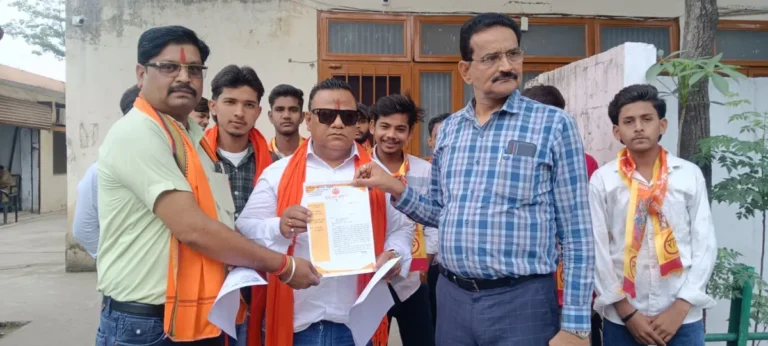मुजफ्फरनगर में हिंदू युवा वाहिनी के कार्यकर्ता फर्जी हॉस्पिटल और अवैध क्लीनिकों के खिलाफ ज्ञापन सौंपते हुए