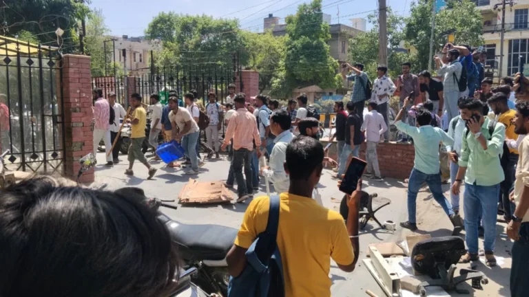 सेक्टर-58 की कंपनी में घुसे प्रदर्शनकारी, जमकर की तोड़फोड़, फेज 2 में गाड़ियों में आगजनी