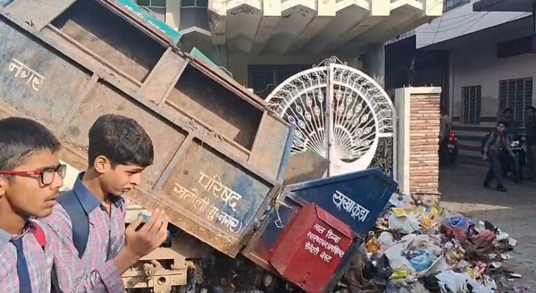 खतौली में कूड़ा फेंकने को लेकर बवाल, सफाई कर्मचारियों और पुलिस में धक्का-मुक्की