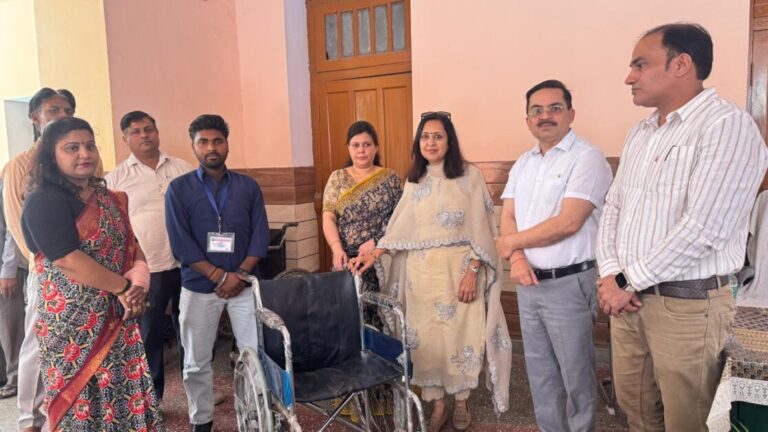 चेयरमैन मीनाक्षी स्वरूप ने 9 नगरीय आयुष्मान आरोग्य मंदिरों को भेंट की व्हील चेयर