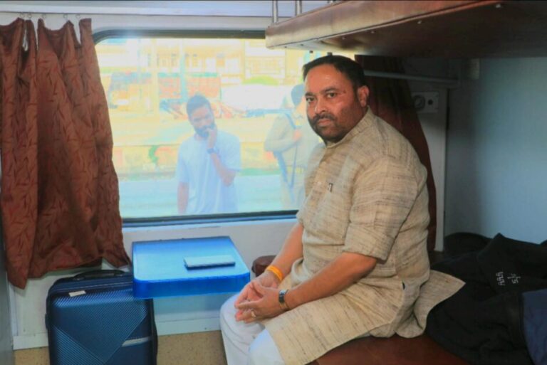 मंत्री अनिल कुमार ने रेल यात्रा से दिया ऊर्जा संरक्षण और राष्ट्रहित का संदेश