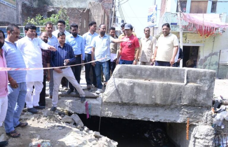 शहर के टिल्ला पहुंचकर मंत्री कपिल देव ने किया नाला निर्माण का निरीक्षण
