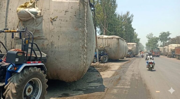 भोपा रोड पर ओवरलोड वाहनों की धींगामुश्ती, जाम से लोग बेहाल