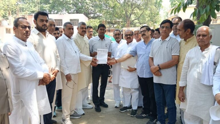 राजकुमार भाटी के खिलाफ जाट महासभा का कलेक्ट्रेट पर प्रदर्शन