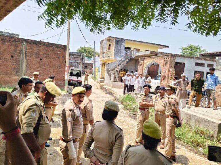 घर में तांक-झांक के विवाद में चली गोली, दो युवक गंभीर घायल