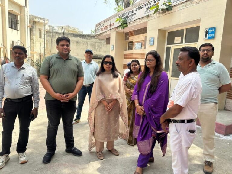 न्यायालय परिसर में मीनाक्षी स्वरूप ने दी पिंक टॉयलेट की सौगात