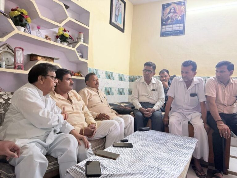ककरौली पीड़ित परिवार से मिला संयुक्त वैश्य मोर्चा, आरोपियों पर कड़ी कार्रवाई की मांग