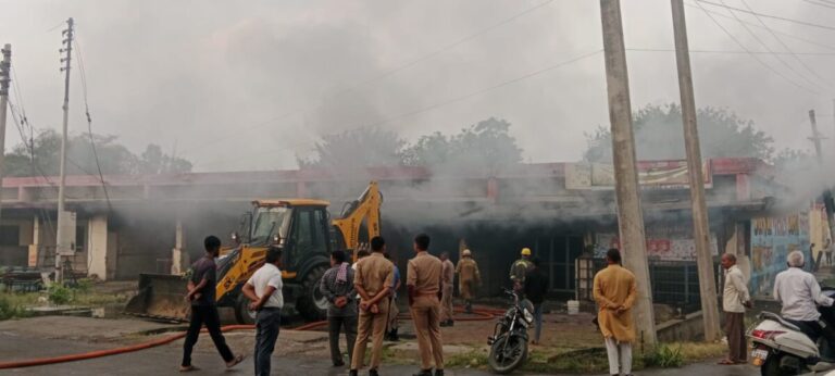 मुजफ्फरनगर मंडी में भीषण आग: गोदाम जलकर राख, 7 से अधिक दमकल गाड़ियां जुटीं