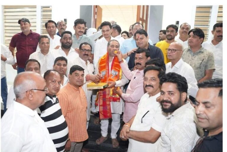 देवबंद में भाजपा की जीत का जश्न, सुभाष चौक पर आतिशबाजी और मिठाई बांटी
