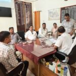 मंडी समिति कार्यालय में अधिकारियों से समस्याएं रखते व्यापारी