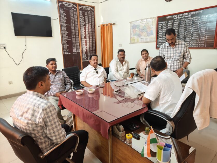 मंडी समिति कार्यालय में अधिकारियों से समस्याएं रखते व्यापारी