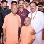 देवबंद जनसभा में मुख्यमंत्री योगी आदित्यनाथ के साथ सेल्फी लेते विधायक राजीव गुम्बर
