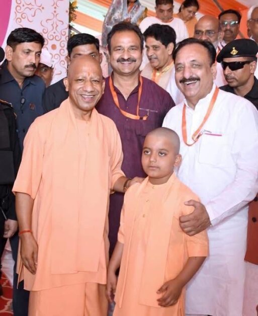 देवबंद जनसभा में मुख्यमंत्री योगी आदित्यनाथ के साथ सेल्फी लेते विधायक राजीव गुम्बर