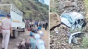 इनोवा क्रिस्टा खाई में गिरी, छह की मौत, 4 घायलों को किया टांडा रेफर
